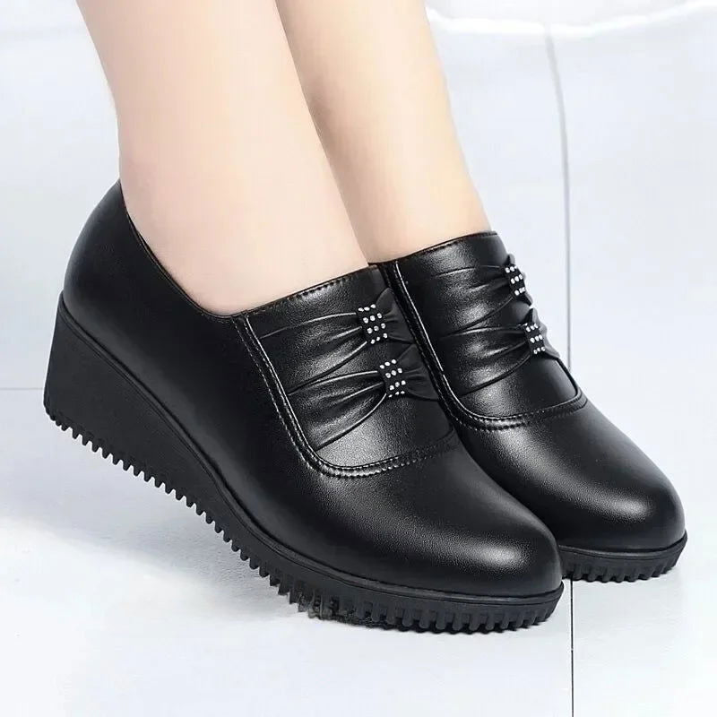 Mocassins Femme en Cuir à Talons Compensés – Confort et Modernité