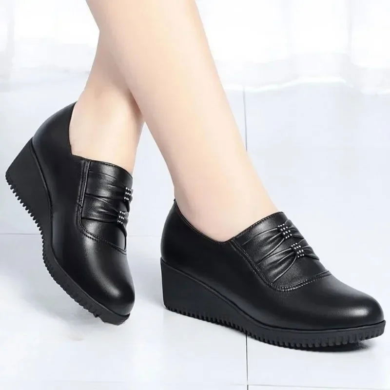 Mocassins Femme en Cuir à Talons Compensés – Confort et Modernité