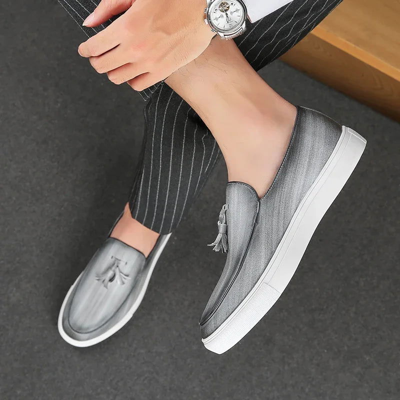 Mocassins Homme Moderne en Cuir avec Pompons