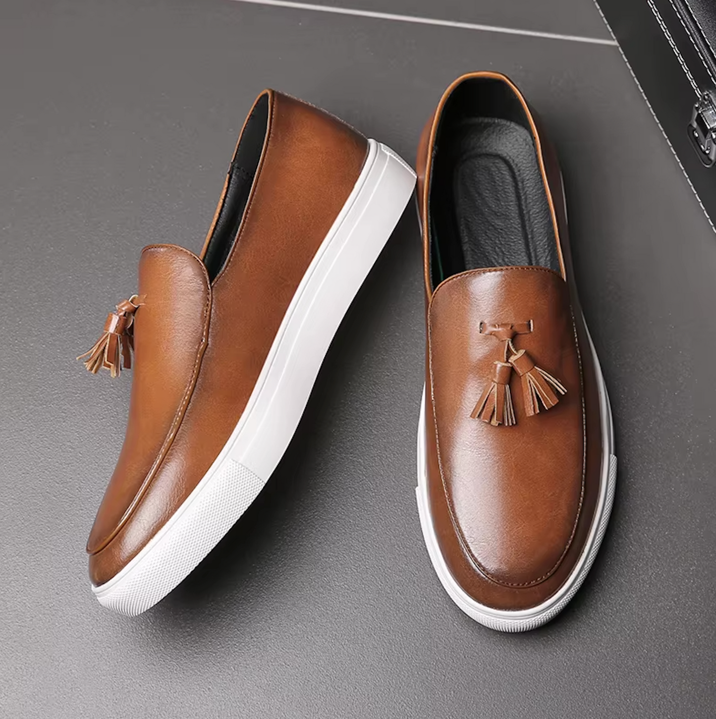 Mocassins Homme Moderne en Cuir avec Pompons