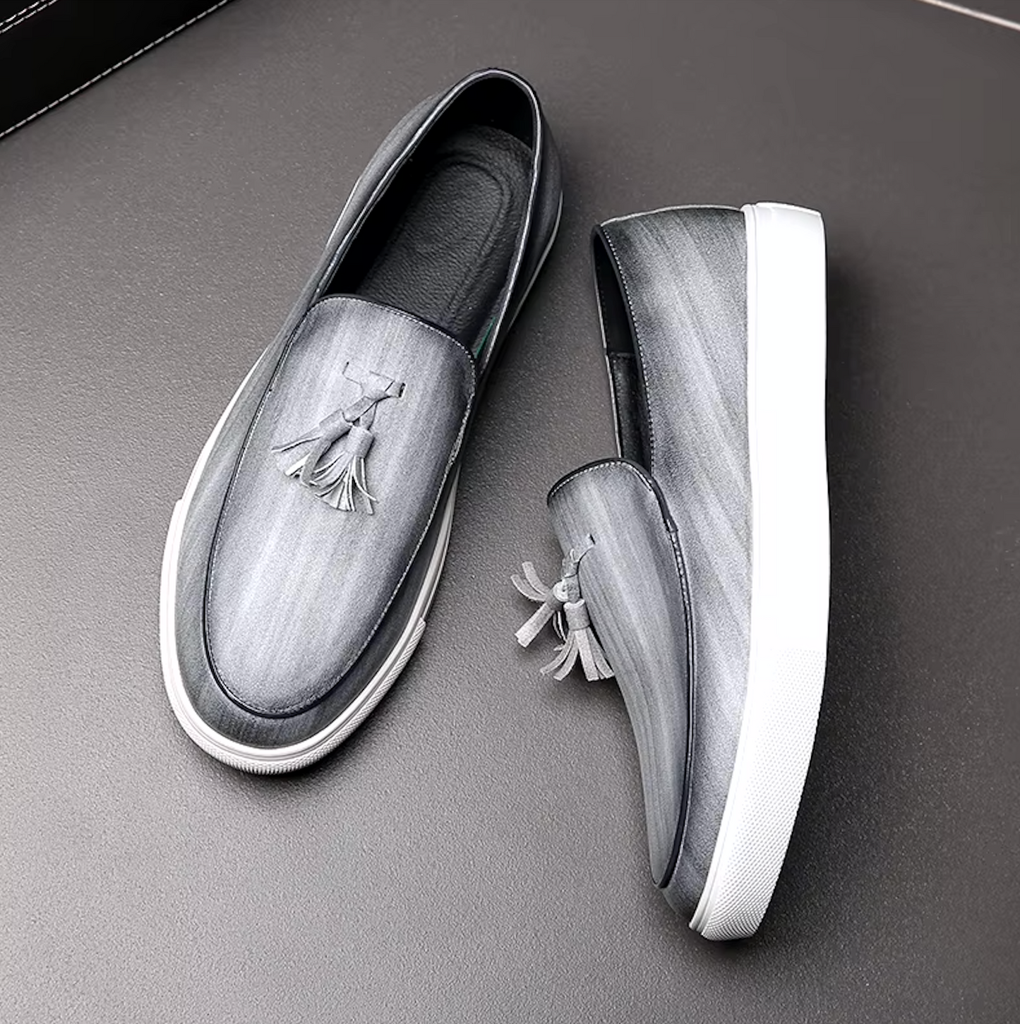 Mocassins Homme Moderne en Cuir avec Pompons
