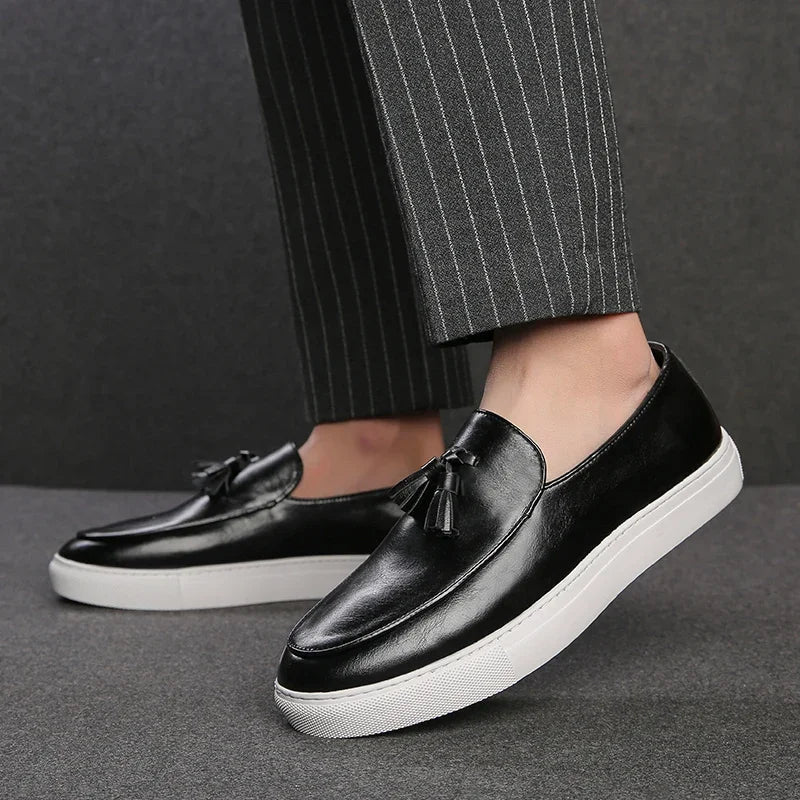 Mocassins Homme Moderne en Cuir avec Pompons